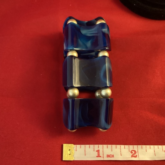 Vintage blue lucite stretch bracelet - Picture 5 of 5